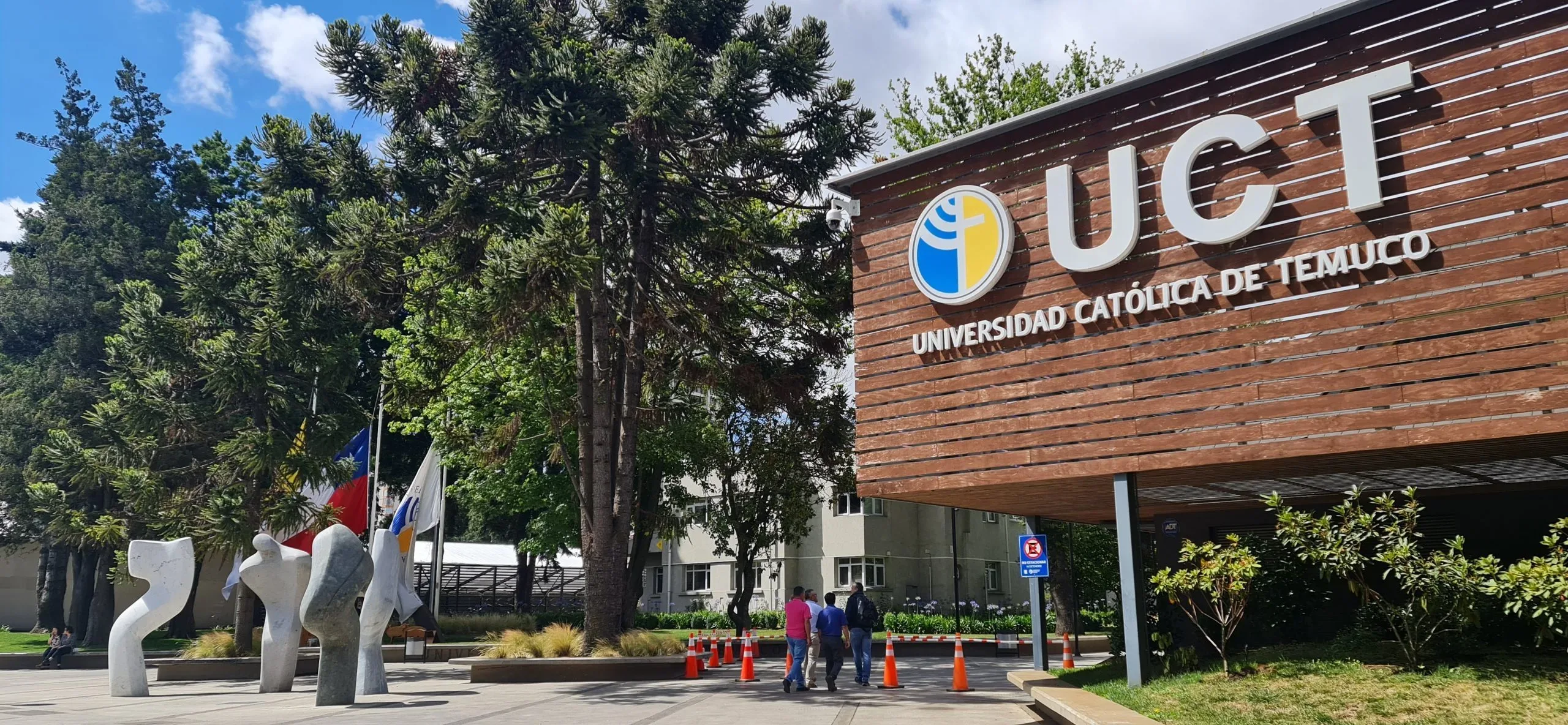 Entrada del campus de la Universidad Católica de Temuco.